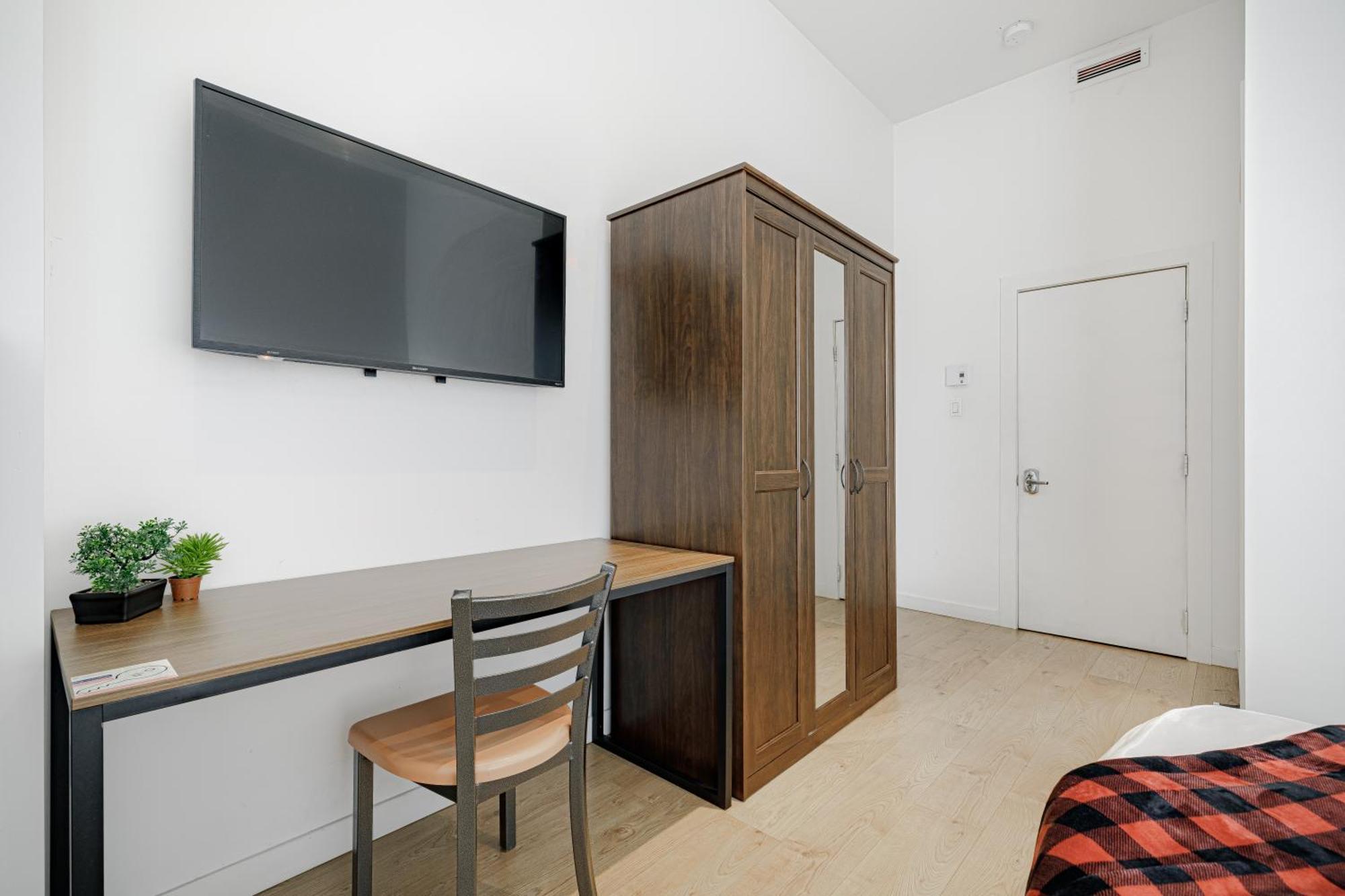 Homa Homestay Hotel By Olympic Stadium Montreal Auberge-Hostel エクステリア 写真